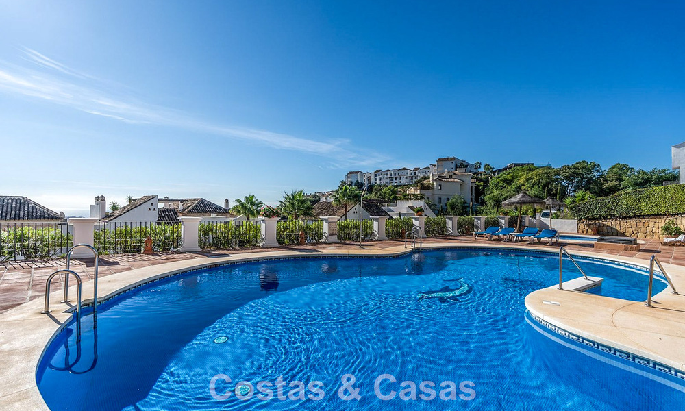 Apartamento mediterráneo con vistas al golf y al mar en venta en un resort de golf en las colinas de Marbella - Benahavís 790929
