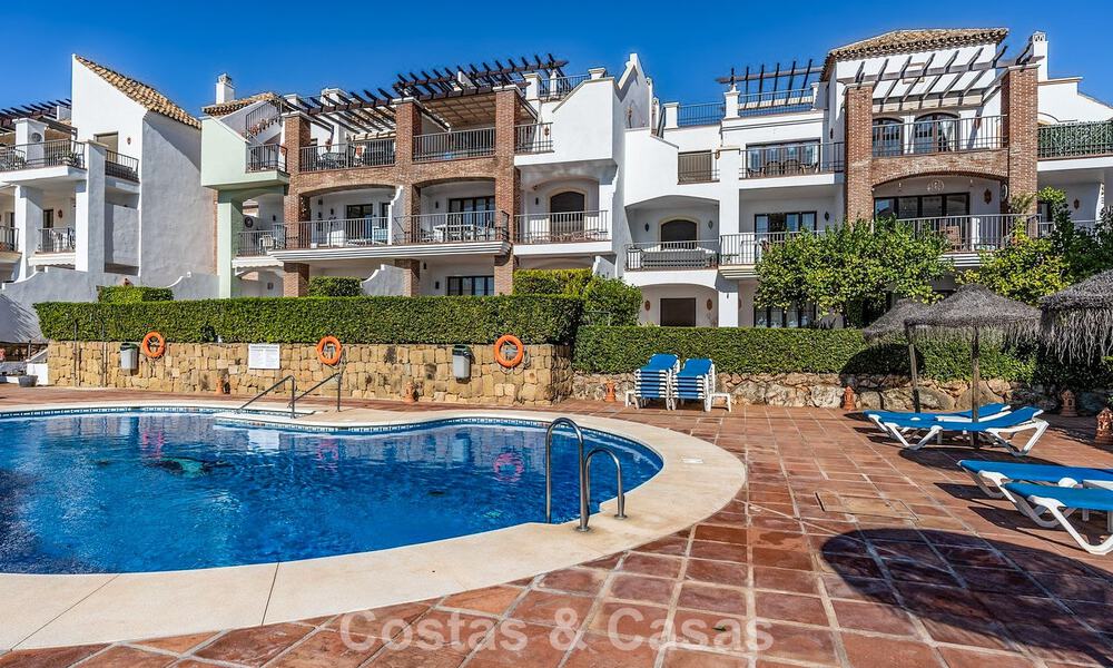 Apartamento mediterráneo con vistas al golf y al mar en venta en un resort de golf en las colinas de Marbella - Benahavís 790930
