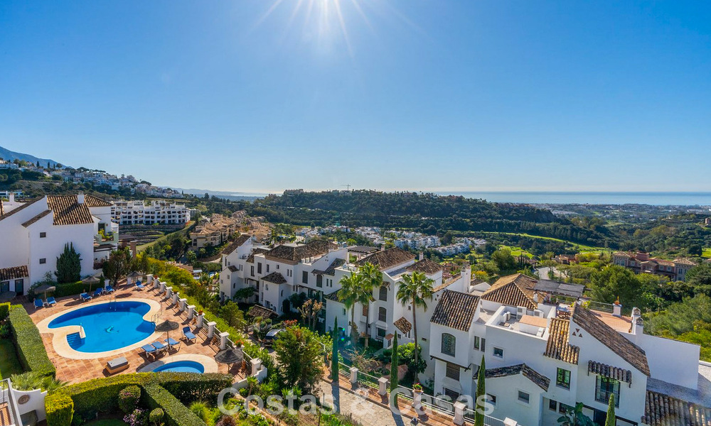 Apartamento mediterráneo con vistas al golf y al mar en venta en un resort de golf en las colinas de Marbella - Benahavís 790931