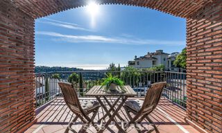 Apartamento mediterráneo con vistas al golf y al mar en venta en un resort de golf en las colinas de Marbella - Benahavís 790932 