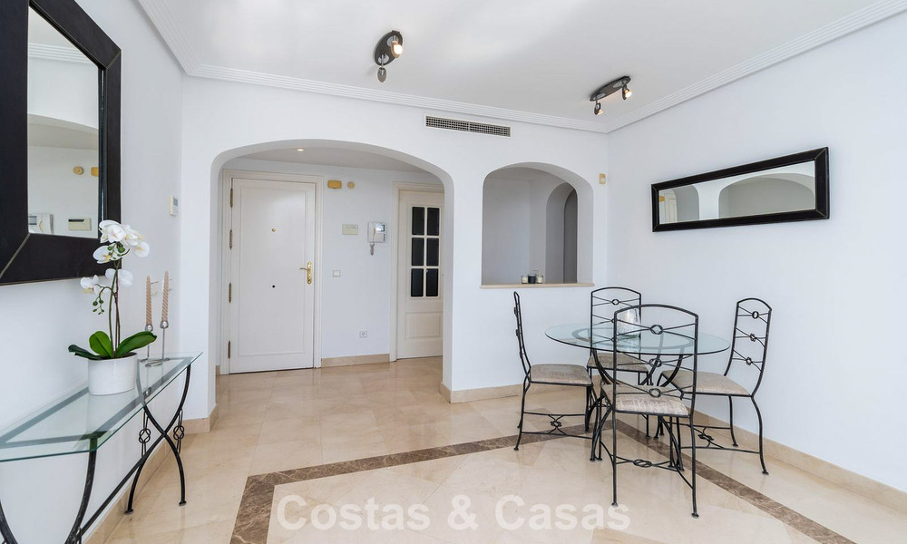 Apartamento mediterráneo con vistas al golf y al mar en venta en un resort de golf en las colinas de Marbella - Benahavís 790936