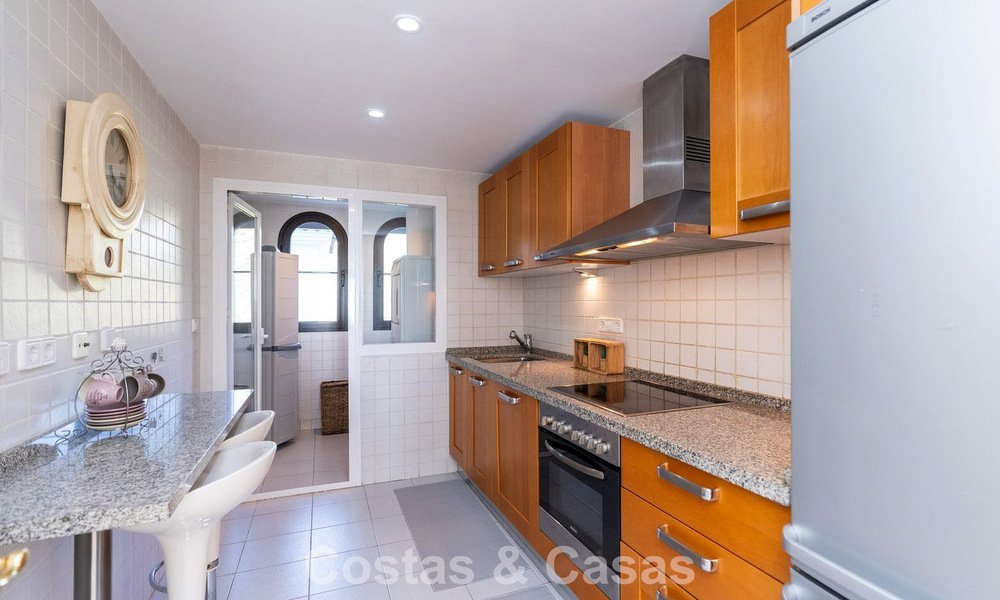 Apartamento mediterráneo con vistas al golf y al mar en venta en un resort de golf en las colinas de Marbella - Benahavís 790937