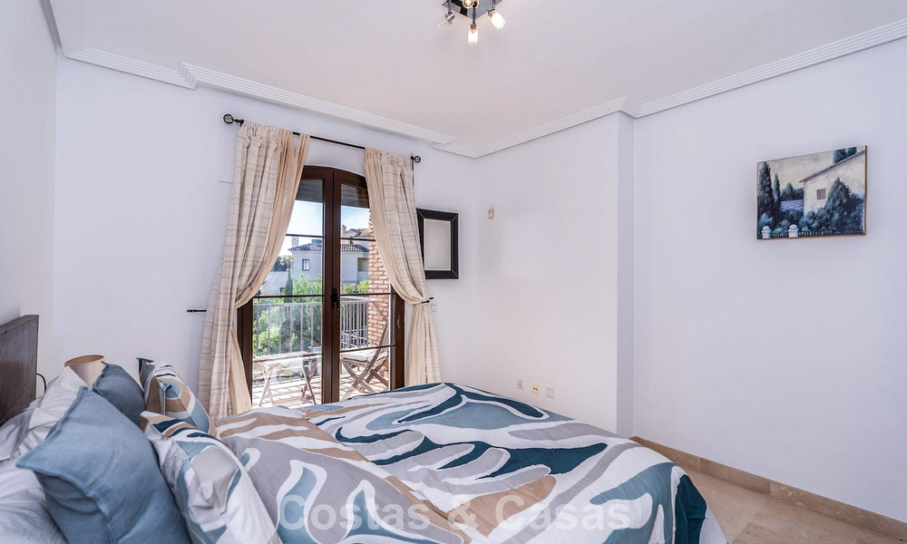 Apartamento mediterráneo con vistas al golf y al mar en venta en un resort de golf en las colinas de Marbella - Benahavís 790939