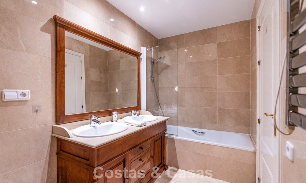 Apartamento mediterráneo con vistas al golf y al mar en venta en un resort de golf en las colinas de Marbella - Benahavís 790940