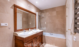 Apartamento mediterráneo con vistas al golf y al mar en venta en un resort de golf en las colinas de Marbella - Benahavís 790940 