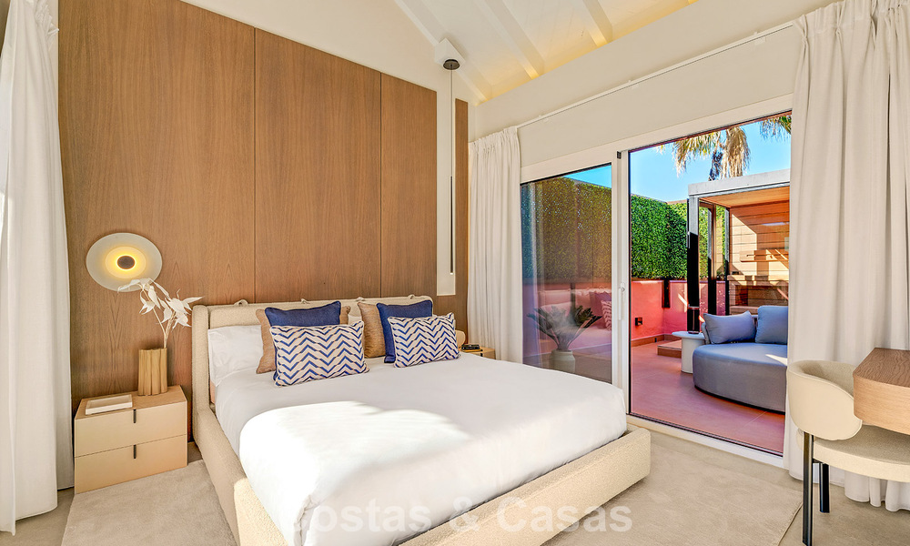 Amplio ático en venta con vista al mar en un icónico complejo, primera línea de playa entre Marbella y Estepona 790821