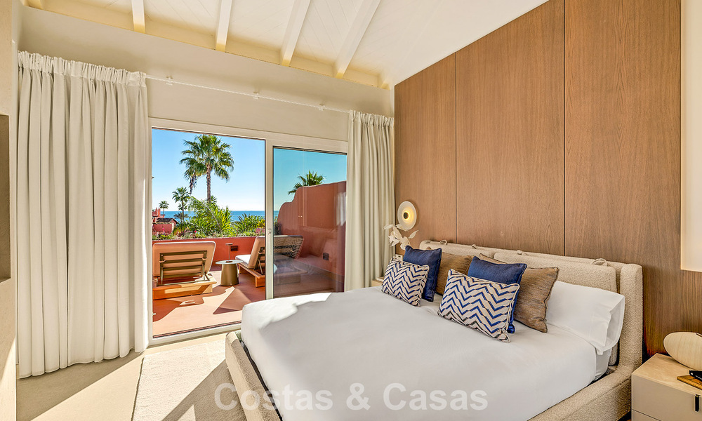 Amplio ático en venta con vista al mar en un icónico complejo, primera línea de playa entre Marbella y Estepona 790823