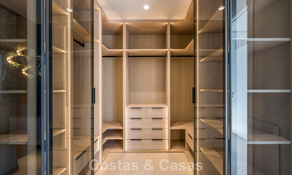 Amplio ático en venta con vista al mar en un icónico complejo, primera línea de playa entre Marbella y Estepona 790824