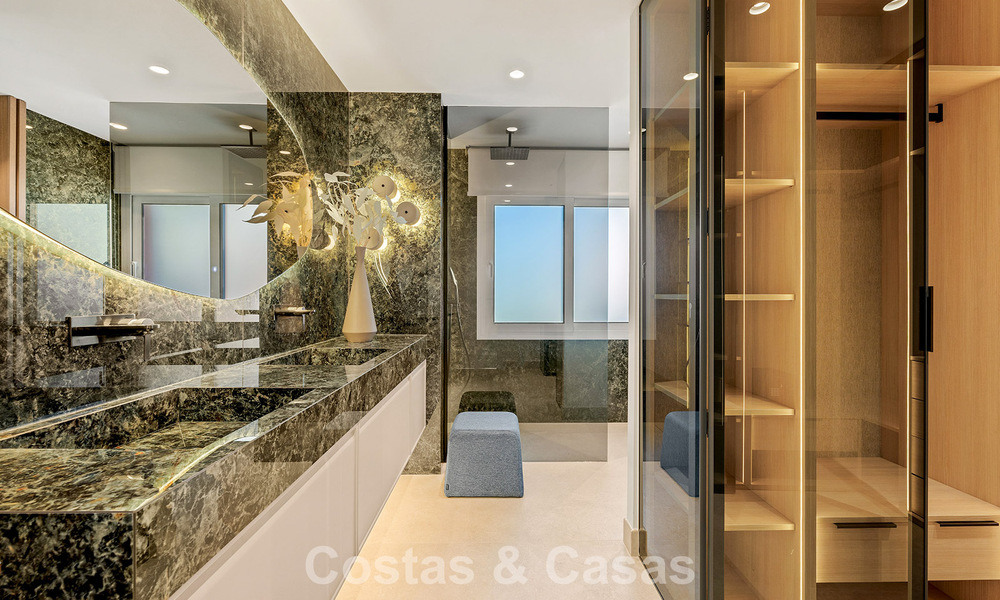 Amplio ático en venta con vista al mar en un icónico complejo, primera línea de playa entre Marbella y Estepona 790825