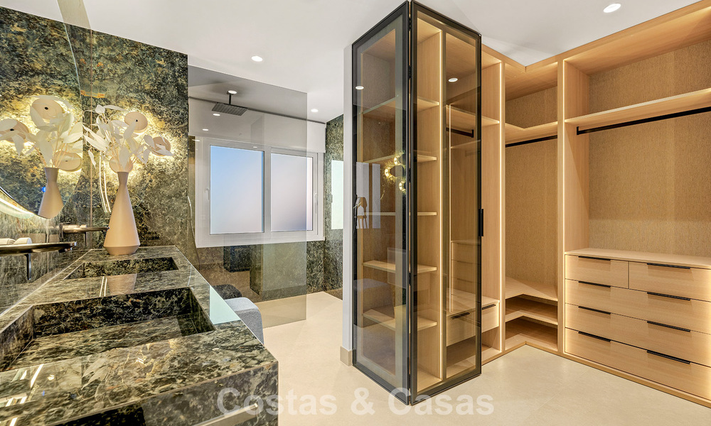 Amplio ático en venta con vista al mar en un icónico complejo, primera línea de playa entre Marbella y Estepona 790826