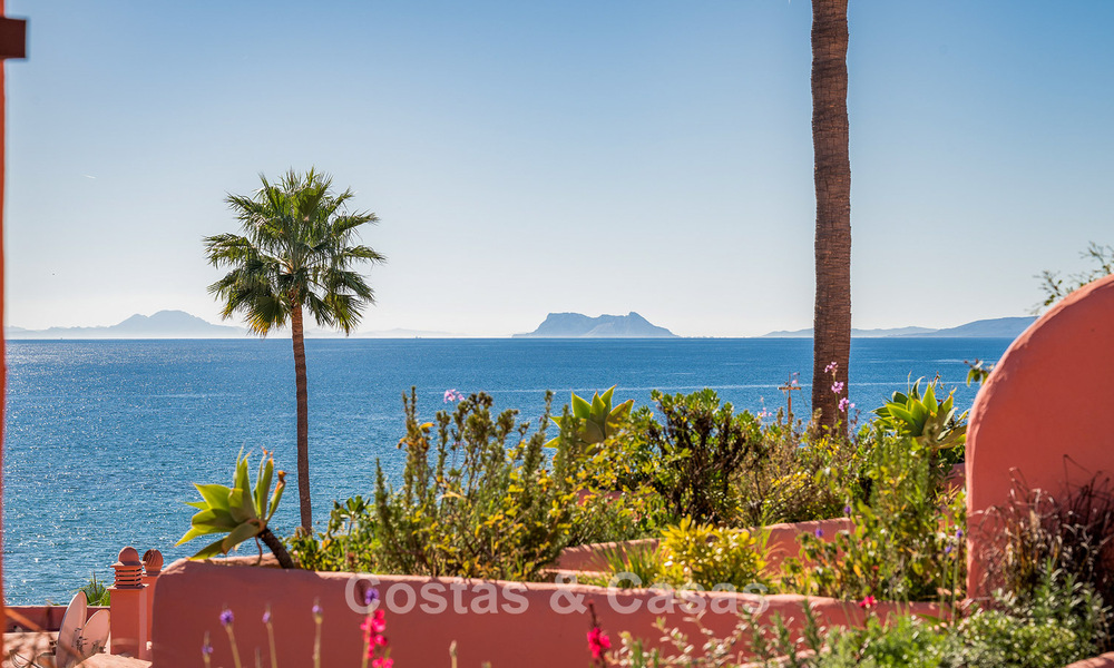 Amplio ático en venta con vista al mar en un icónico complejo, primera línea de playa entre Marbella y Estepona 790827