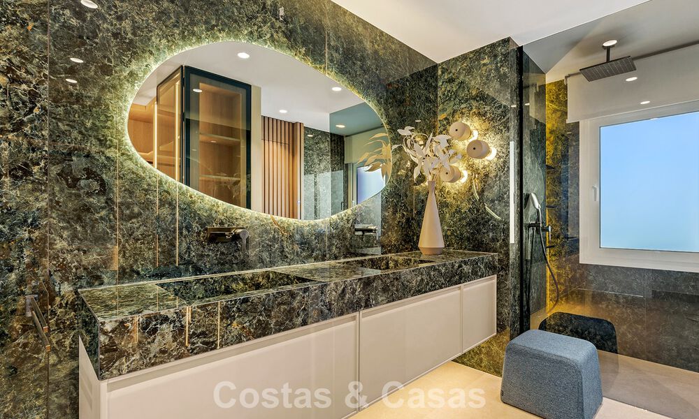 Amplio ático en venta con vista al mar en un icónico complejo, primera línea de playa entre Marbella y Estepona 790828