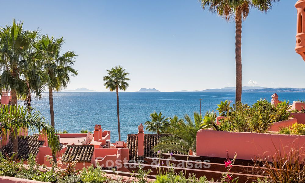 Amplio ático en venta con vista al mar en un icónico complejo, primera línea de playa entre Marbella y Estepona 790829