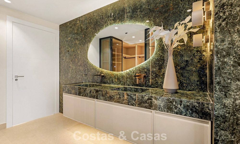 Amplio ático en venta con vista al mar en un icónico complejo, primera línea de playa entre Marbella y Estepona 790830