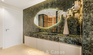 Amplio ático en venta con vista al mar en un icónico complejo, primera línea de playa entre Marbella y Estepona 790830 