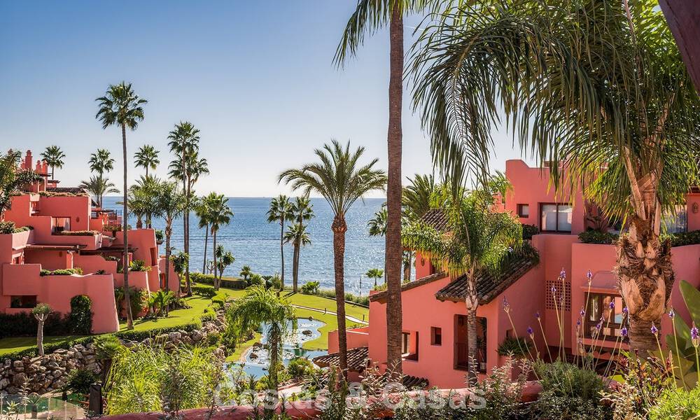 Amplio ático en venta con vista al mar en un icónico complejo, primera línea de playa entre Marbella y Estepona 790831