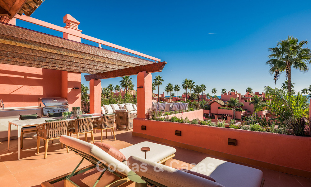 Amplio ático en venta con vista al mar en un icónico complejo, primera línea de playa entre Marbella y Estepona 790837