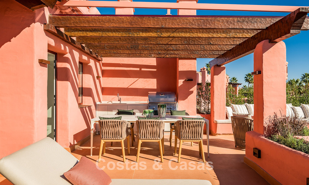 Amplio ático en venta con vista al mar en un icónico complejo, primera línea de playa entre Marbella y Estepona 790840