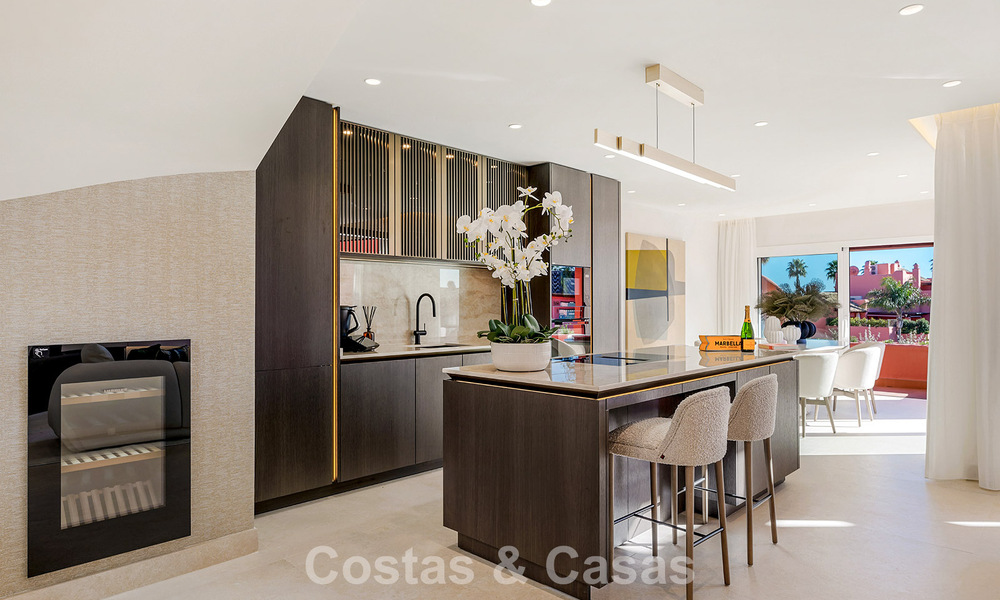 Amplio ático en venta con vista al mar en un icónico complejo, primera línea de playa entre Marbella y Estepona 790842