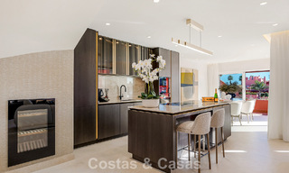 Amplio ático en venta con vista al mar en un icónico complejo, primera línea de playa entre Marbella y Estepona 790842 