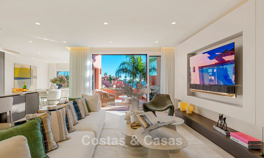 Amplio ático en venta con vista al mar en un icónico complejo, primera línea de playa entre Marbella y Estepona 790844