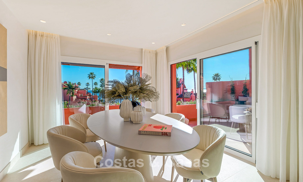 Amplio ático en venta con vista al mar en un icónico complejo, primera línea de playa entre Marbella y Estepona 790847