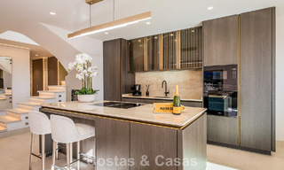 Amplio ático en venta con vista al mar en un icónico complejo, primera línea de playa entre Marbella y Estepona 790848 