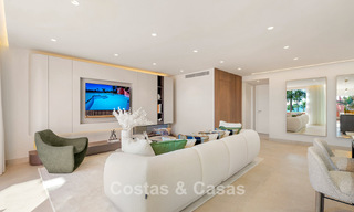 Amplio ático en venta con vista al mar en un icónico complejo, primera línea de playa entre Marbella y Estepona 790849 