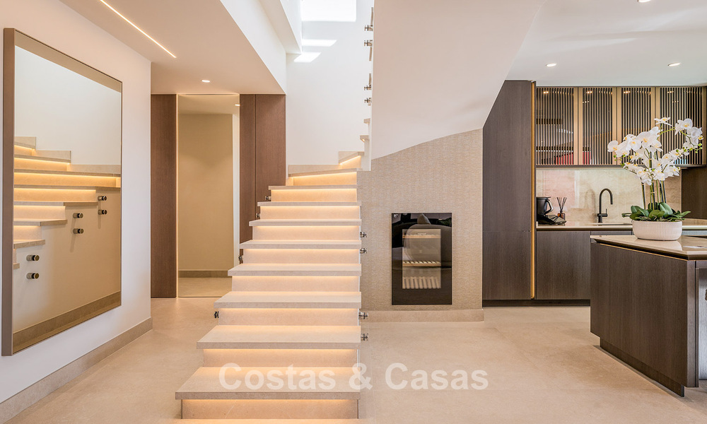 Amplio ático en venta con vista al mar en un icónico complejo, primera línea de playa entre Marbella y Estepona 790850