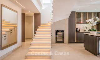 Amplio ático en venta con vista al mar en un icónico complejo, primera línea de playa entre Marbella y Estepona 790850 