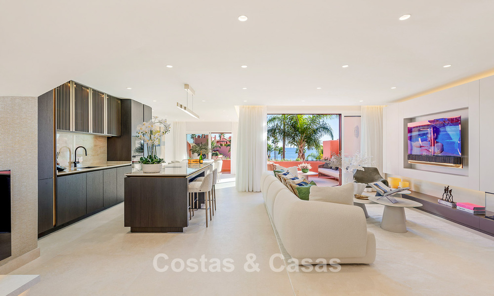 Amplio ático en venta con vista al mar en un icónico complejo, primera línea de playa entre Marbella y Estepona 790852