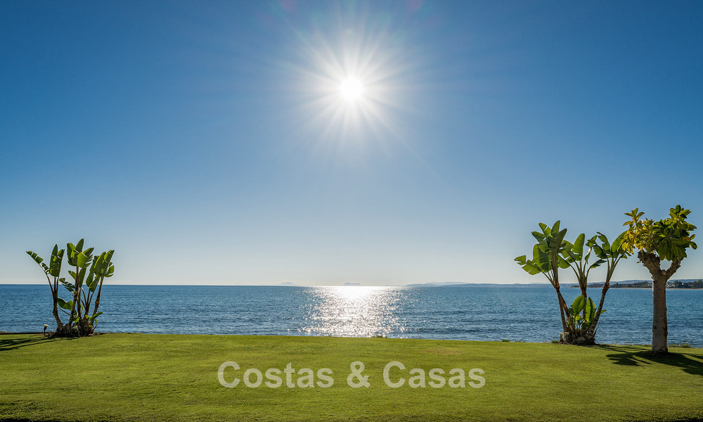 Amplio ático en venta con vista al mar en un icónico complejo, primera línea de playa entre Marbella y Estepona 790853