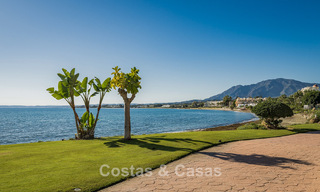 Amplio ático en venta con vista al mar en un icónico complejo, primera línea de playa entre Marbella y Estepona 790855 