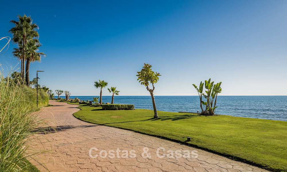 Amplio ático en venta con vista al mar en un icónico complejo, primera línea de playa entre Marbella y Estepona 790856