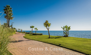 Amplio ático en venta con vista al mar en un icónico complejo, primera línea de playa entre Marbella y Estepona 790856 
