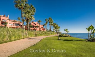 Amplio ático en venta con vista al mar en un icónico complejo, primera línea de playa entre Marbella y Estepona 790857 