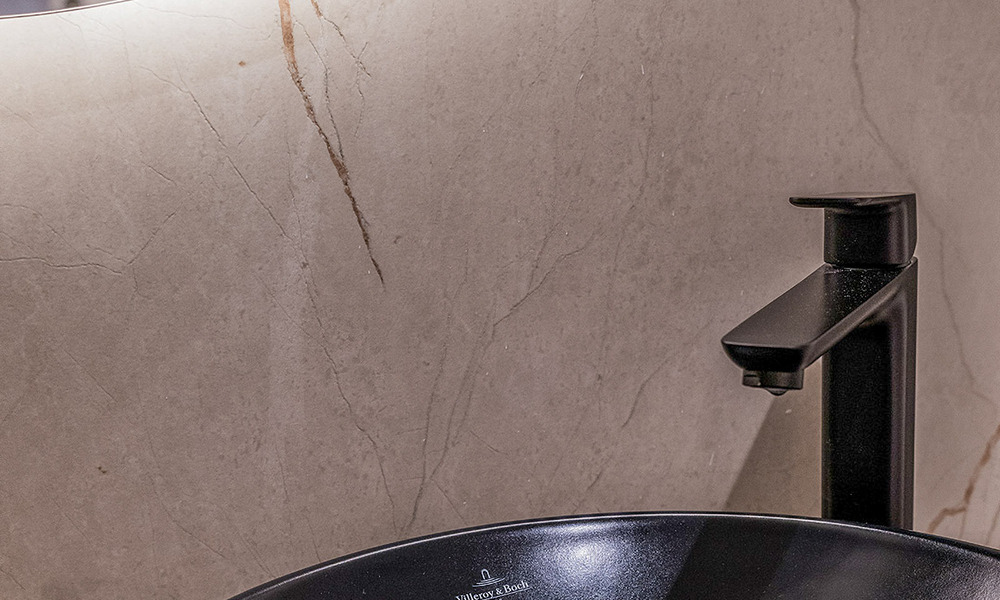 Amplio ático en venta con vista al mar en un icónico complejo, primera línea de playa entre Marbella y Estepona 790864