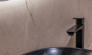 Amplio ático en venta con vista al mar en un icónico complejo, primera línea de playa entre Marbella y Estepona 790864 