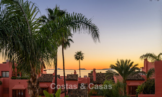 Amplio ático en venta con vista al mar en un icónico complejo, primera línea de playa entre Marbella y Estepona 790866 