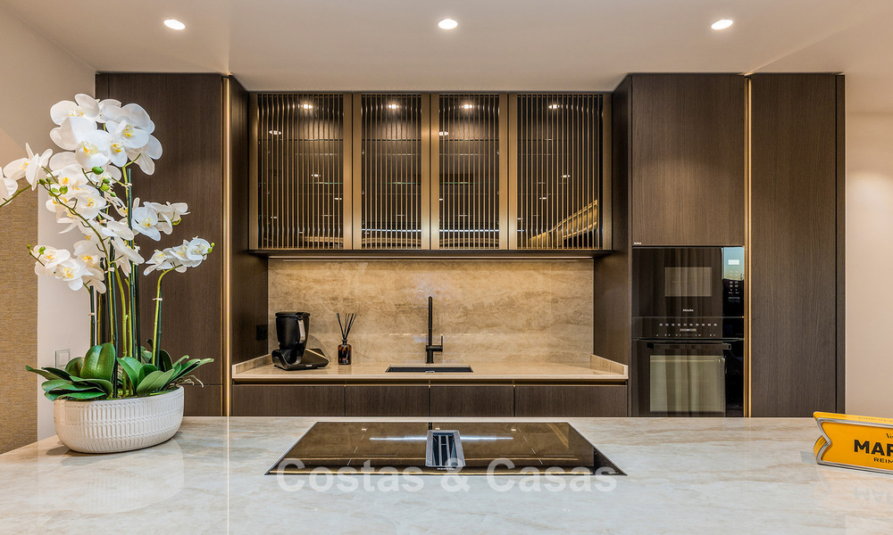 Amplio ático en venta con vista al mar en un icónico complejo, primera línea de playa entre Marbella y Estepona 790867