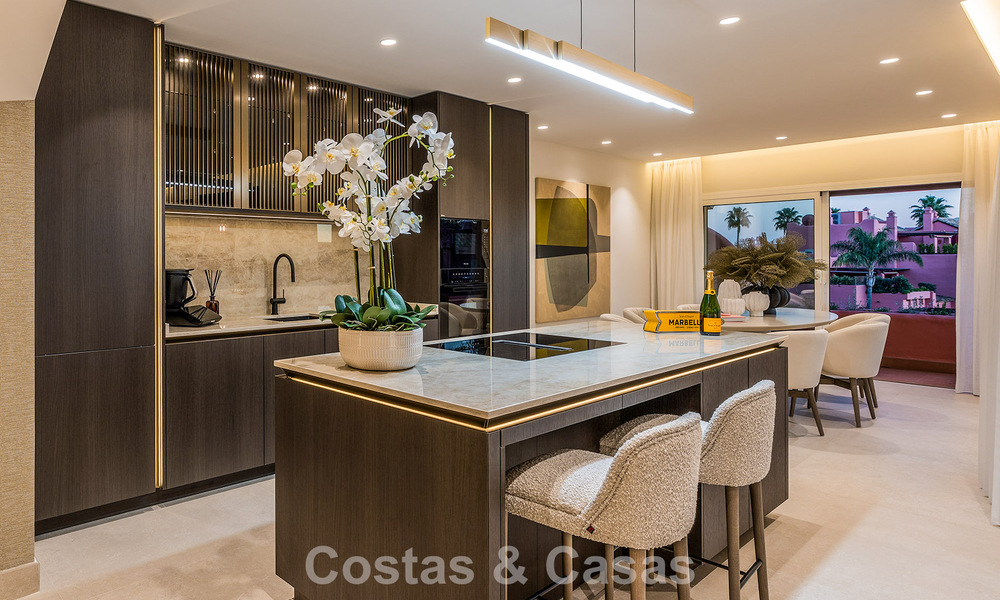 Amplio ático en venta con vista al mar en un icónico complejo, primera línea de playa entre Marbella y Estepona 790868