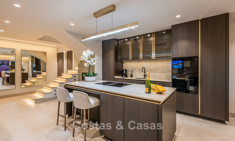 Amplio ático en venta con vista al mar en un icónico complejo, primera línea de playa entre Marbella y Estepona 790869