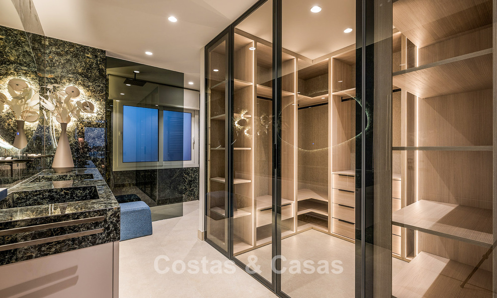 Amplio ático en venta con vista al mar en un icónico complejo, primera línea de playa entre Marbella y Estepona 790871