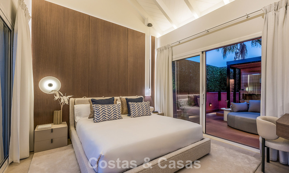 Amplio ático en venta con vista al mar en un icónico complejo, primera línea de playa entre Marbella y Estepona 790872