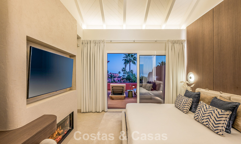 Amplio ático en venta con vista al mar en un icónico complejo, primera línea de playa entre Marbella y Estepona 790874