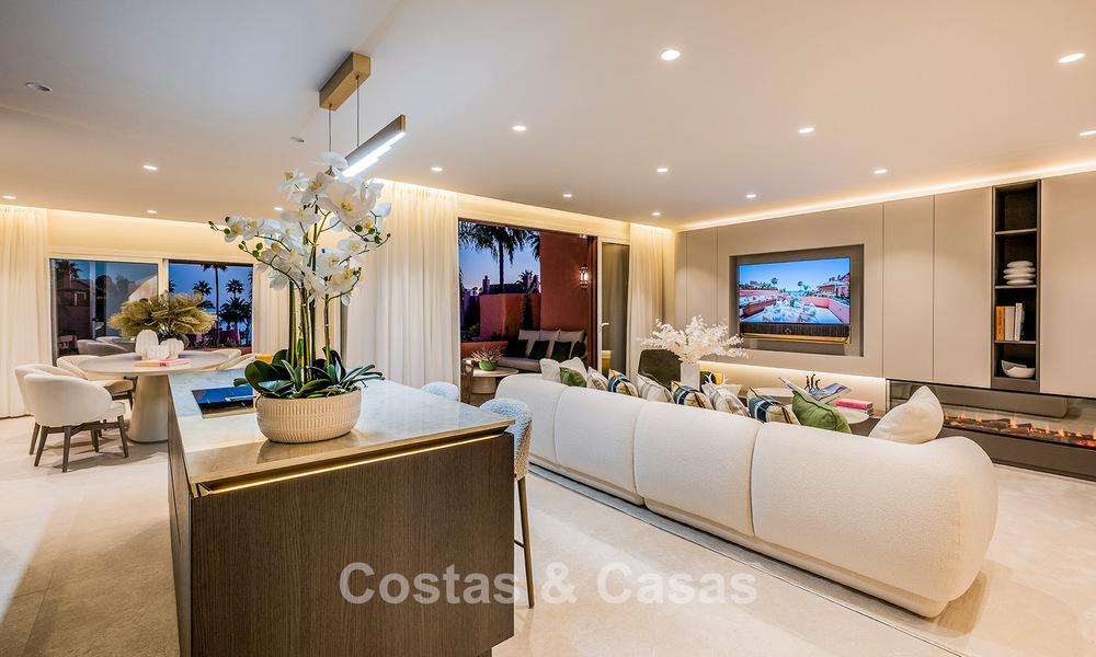 Amplio ático en venta con vista al mar en un icónico complejo, primera línea de playa entre Marbella y Estepona 790879