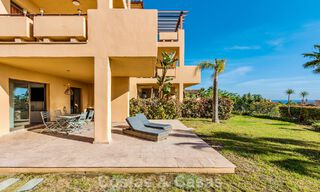 Apartamento con jardín y vistas al mar en venta en complejo cerrado en Marbella - Benahavís 791240 