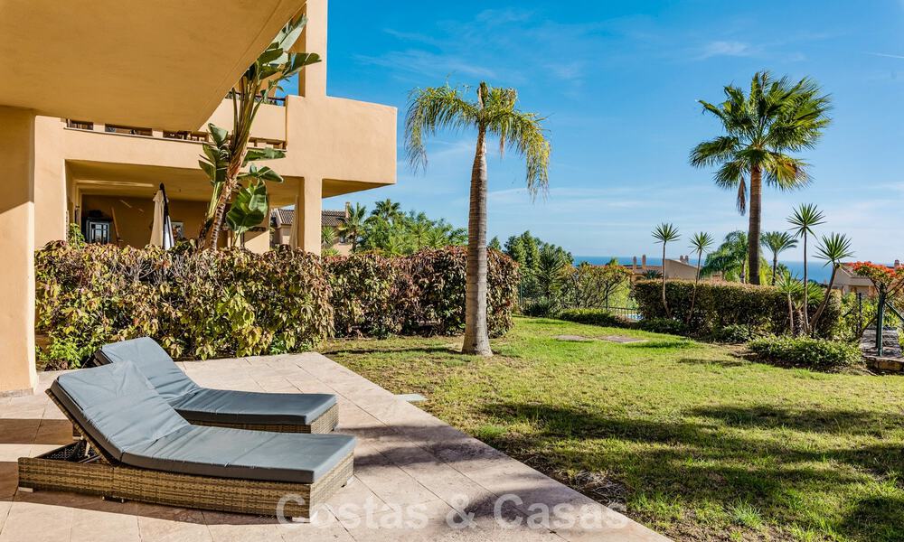 Apartamento con jardín y vistas al mar en venta en complejo cerrado en Marbella - Benahavís 791241