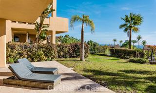 Apartamento con jardín y vistas al mar en venta en complejo cerrado en Marbella - Benahavís 791241 