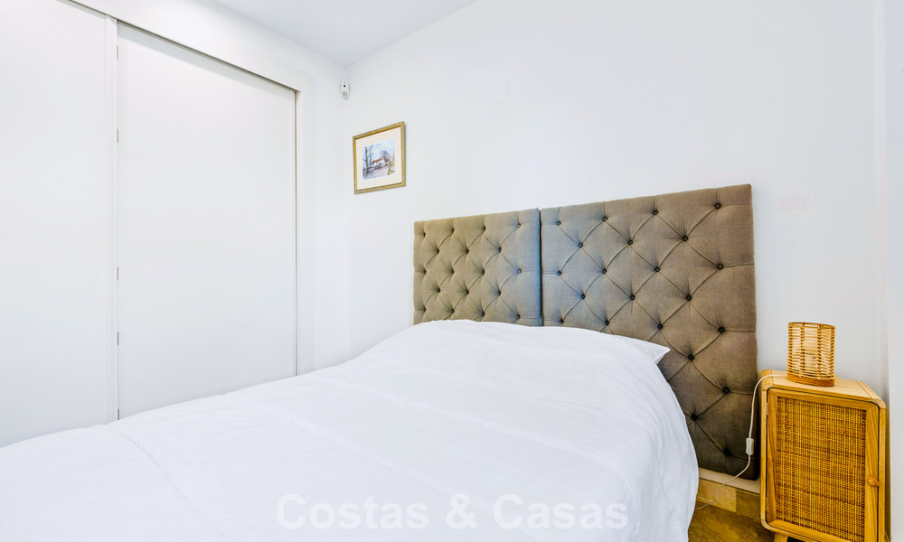 Apartamento con jardín y vistas al mar en venta en complejo cerrado en Marbella - Benahavís 791243